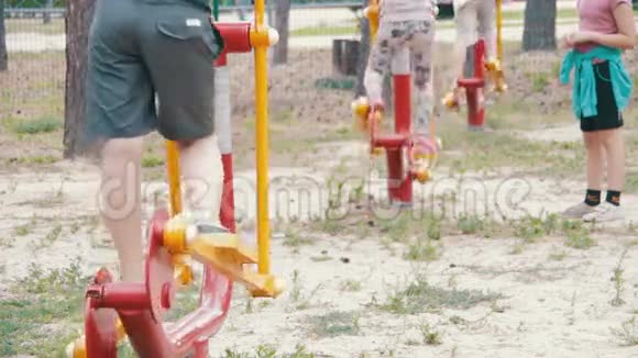 街上的儿童健身设备视频的预览图