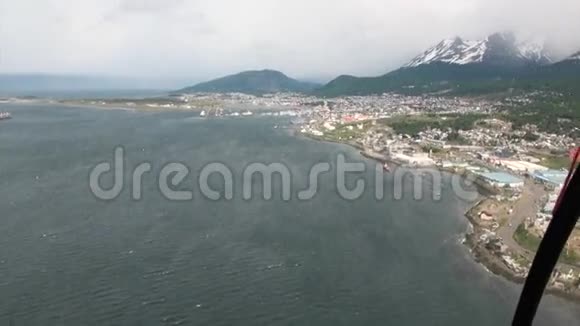 从直升机窗口顶部可以看到乌斯怀亚港视频的预览图
