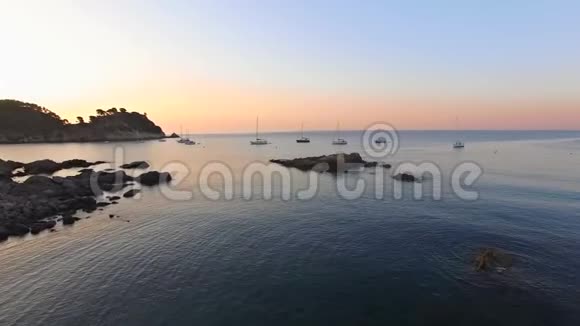 未铺盖的地中海海滨海滩日出空中演练视频的预览图