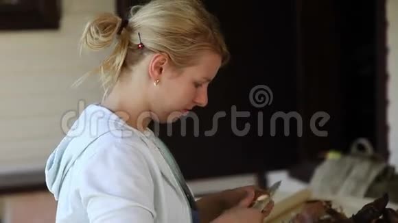 年轻的女人切蘑菇视频的预览图