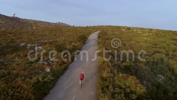 日落时分的空中无人机公路自行车视频视频的预览图