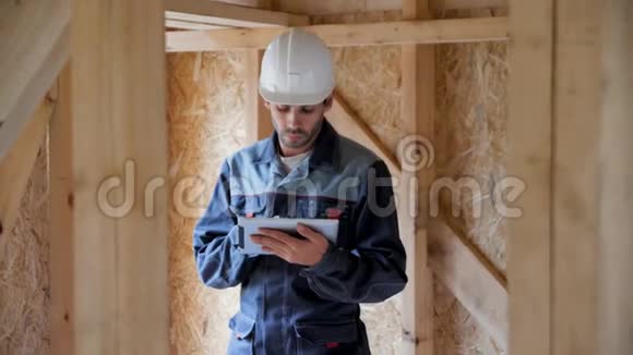 建筑师或建筑商检查半建木框架房屋的计划建造木架的工程师视频的预览图