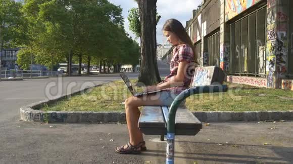 地铁和一个带手提电脑的年轻女人视频的预览图