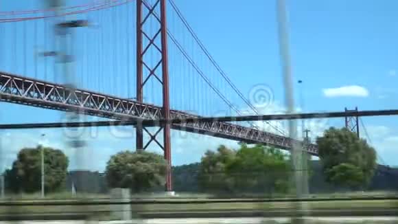 在美丽的夏日乘坐里斯本四月二十五日大桥视频的预览图