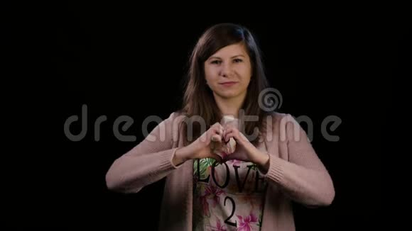 一位做心脏手势的女士视频的预览图
