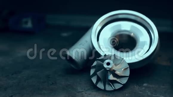 车库新旧涡轮增压器视频的预览图