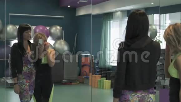 两个女人在健身房聊天吃自拍视频的预览图