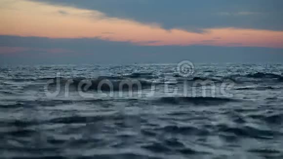 海上的戏剧性日落视频的预览图