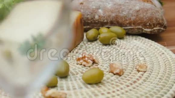 面包橄榄和坚果奶酪视频的预览图