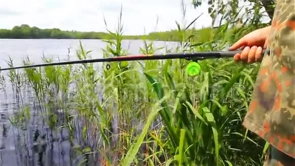湖边的一个渔夫正在钓鱼平静地钓鱼视频的预览图