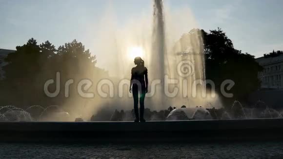 一个年轻女子身上的喷泉滴视频的预览图