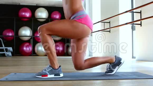 健身女运动员在健身房里做午餐视频的预览图