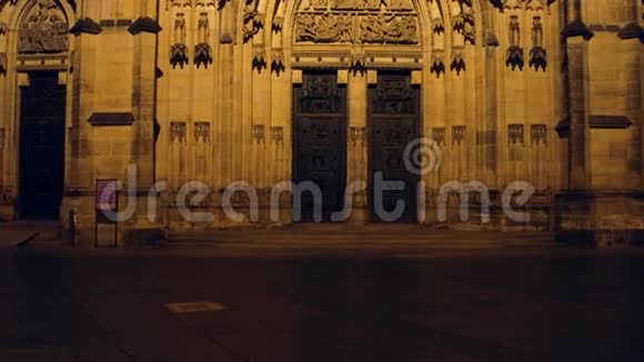 晚上前往圣维特斯大教堂的西方入口全国最大最重要的教堂捷克布拉格视频的预览图