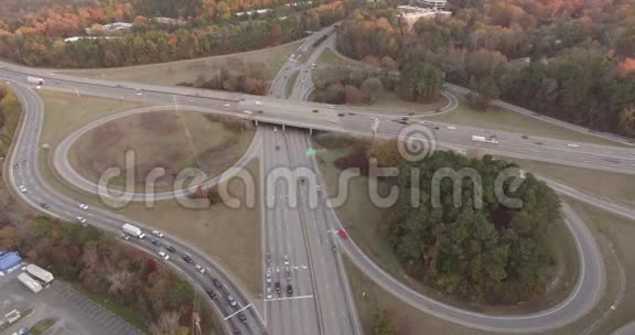 北卡罗来纳州罗利市附近立交桥的鸟瞰图视频的预览图
