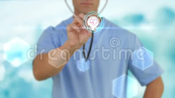 医生拿着听诊器显示心跳视频的预览图