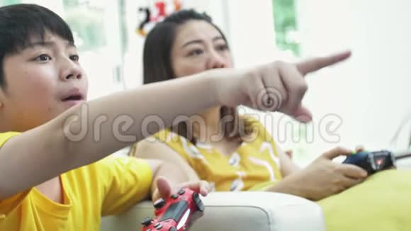 亚洲母子一起在家玩电子游戏慢动作视频的预览图