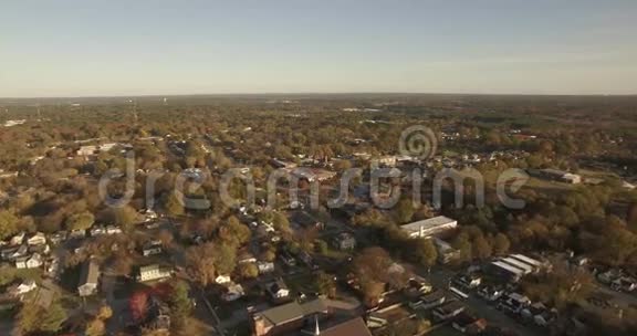城市街区的空中无人机景视频的预览图