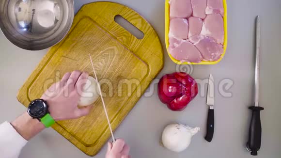 厨师做一道鸡菜切洋葱视频的预览图