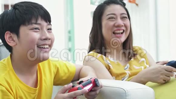 亚洲母子一起在家玩电子游戏慢动作视频的预览图
