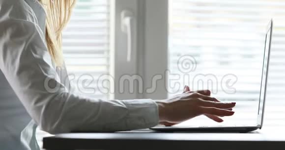 在键盘上打字的女人的手视频的预览图