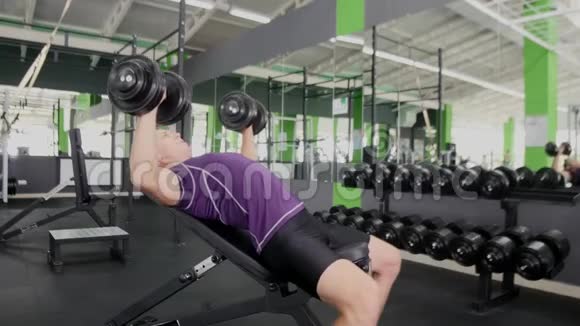 体育健美运动员青年男子体育锻炼肌肉锻炼视频的预览图