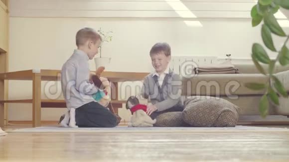 两个男孩在玩玩具视频的预览图