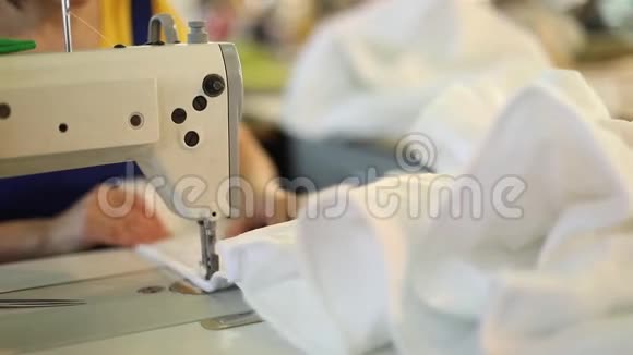 一个女人在缝纫厂工作裁缝裁缝缝纫机视频的预览图