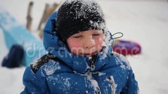 快乐的男孩站在公园阳光明媚的冬日里微笑视频的预览图