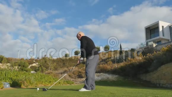 打高尔夫球的老人视频的预览图