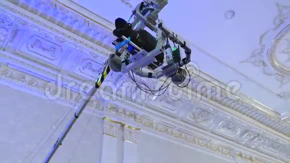 起重机上的摄像机在餐厅背景上移动视频的预览图