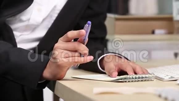 商务女性手提笔纸注意笔视频的预览图