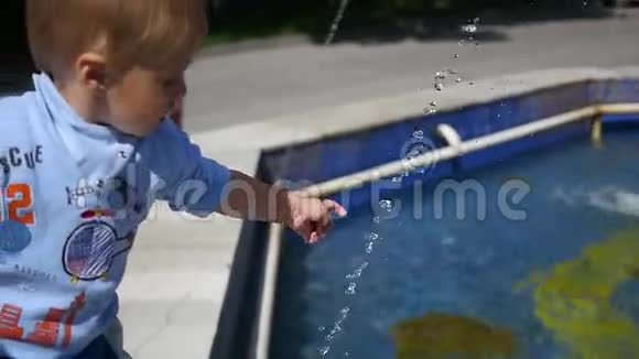一个孩子在玩喷水游戏视频的预览图