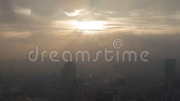 冬天的日落笼罩着城市视频的预览图
