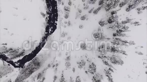 空中冬季景观与河流在轻雪视频的预览图