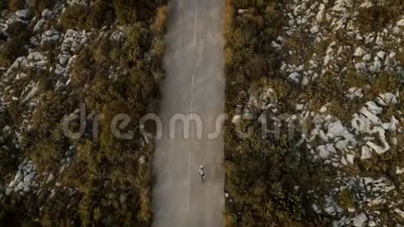 日落时分的空中无人机公路自行车视频视频的预览图