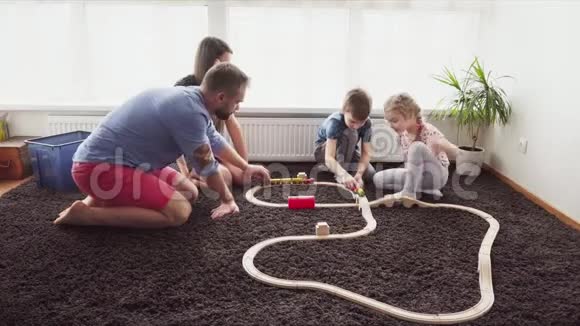 有孩子的家庭在一个房间里一起在地板上玩耍视频的预览图