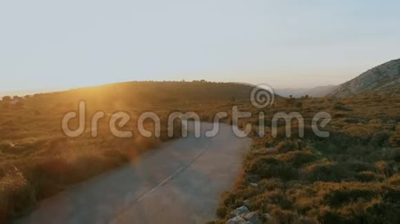 日落时分的空中无人机公路自行车视频视频的预览图