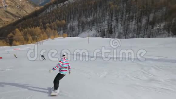 滑雪者跟随射击视频的预览图