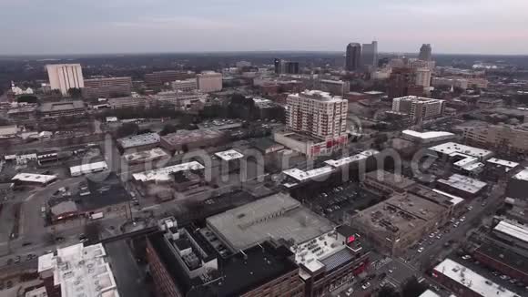 北卡罗来纳州罗利周围城市天际线和高速公路的无人机空中景观视频的预览图