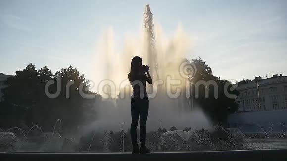 女摄影师为喷泉拍照视频的预览图
