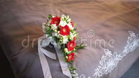 婚礼花束在床上视频的预览图