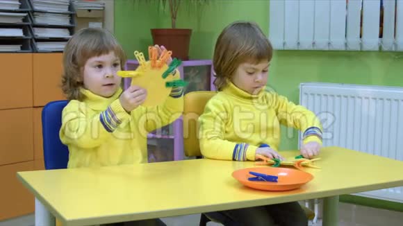 双胞胎在玩教育游戏视频的预览图