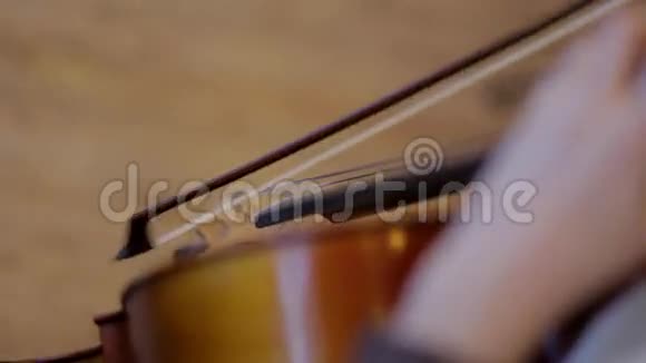 女孩在排练时演奏大提琴视频的预览图