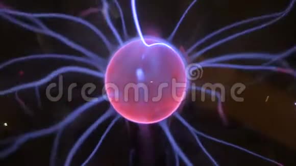 近距离观看等离子体球里面有许多能量射线视频的预览图