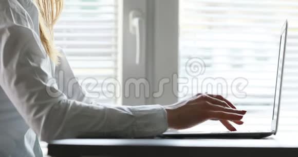 在键盘上打字的女人的手视频的预览图