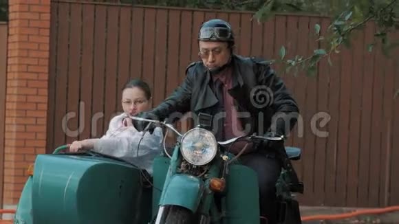 骑着自行车骑着郊区的摩托车穿着女护士的服装在车旁做鬼脸视频的预览图