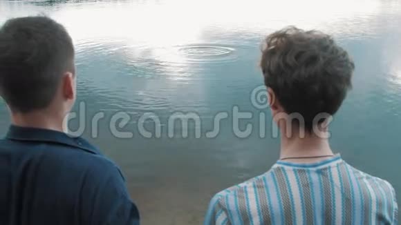 两个人站在岸边看着水龙头潜水员出来视频的预览图