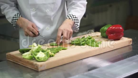 在桌面上用刀子均匀地切辣椒视频的预览图