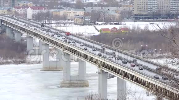 冬天在雪道上开车桥上交通公路视频的预览图