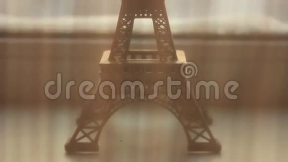 窗户里埃菲尔铁塔的雕像视频的预览图